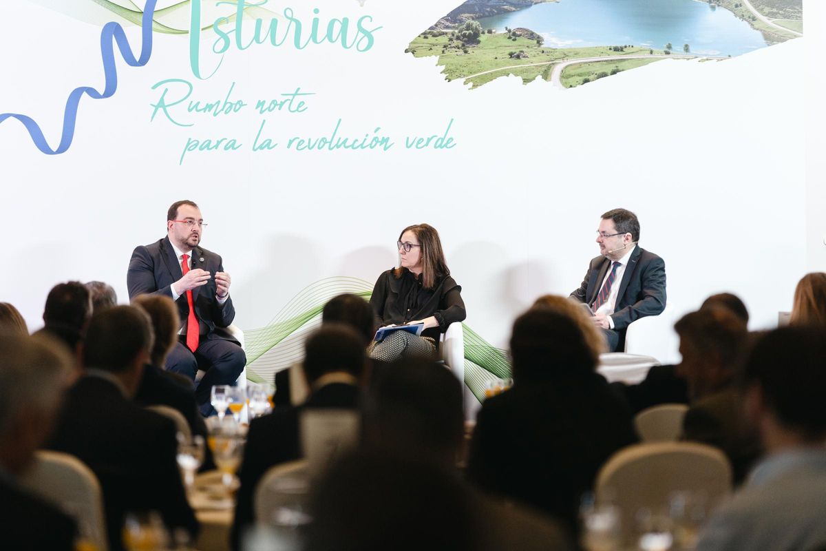 Adrián Barbón, presidente del Principado de Asturias, Gemma Robles, directora de El Periódico de España, y Gonzalo Martínez Peón, director de La Nueva España