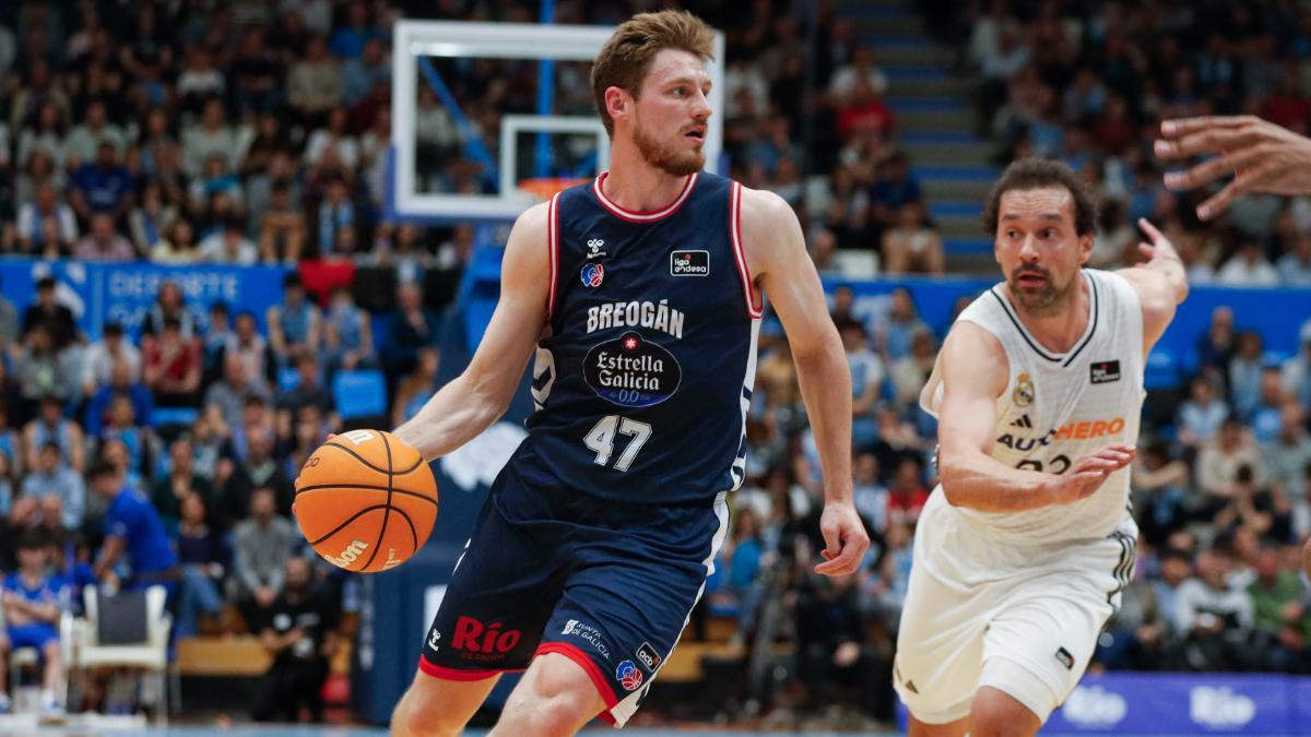 Arturs Kurucs supera la defensa de Sergio Llull