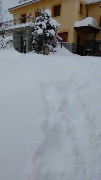 El temporal cubre de nieve el Valle de Lago, en Somiedo