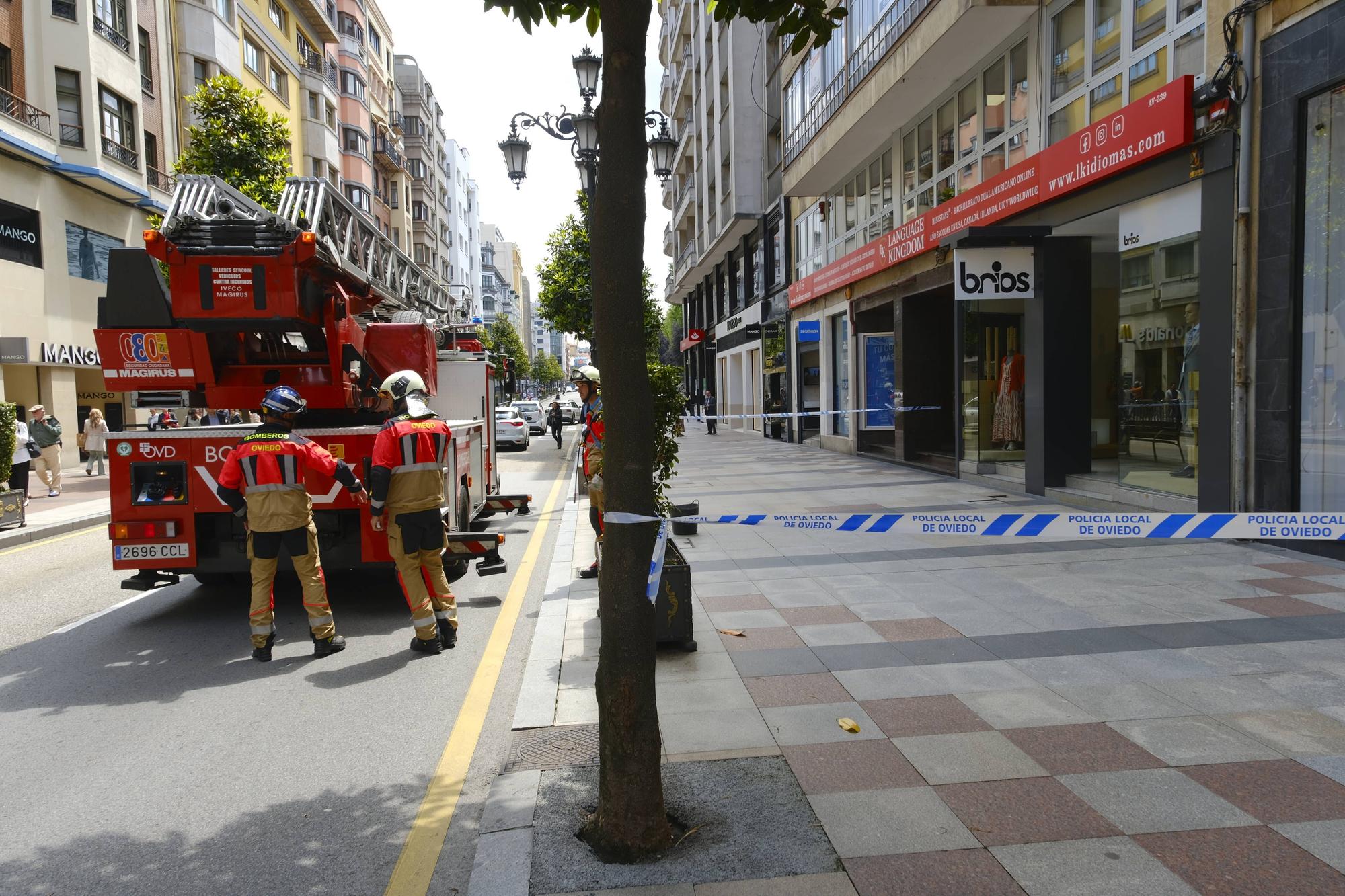 Alarme en la calle Uría de Oviedo por la caída de cascotes en plena vía pública