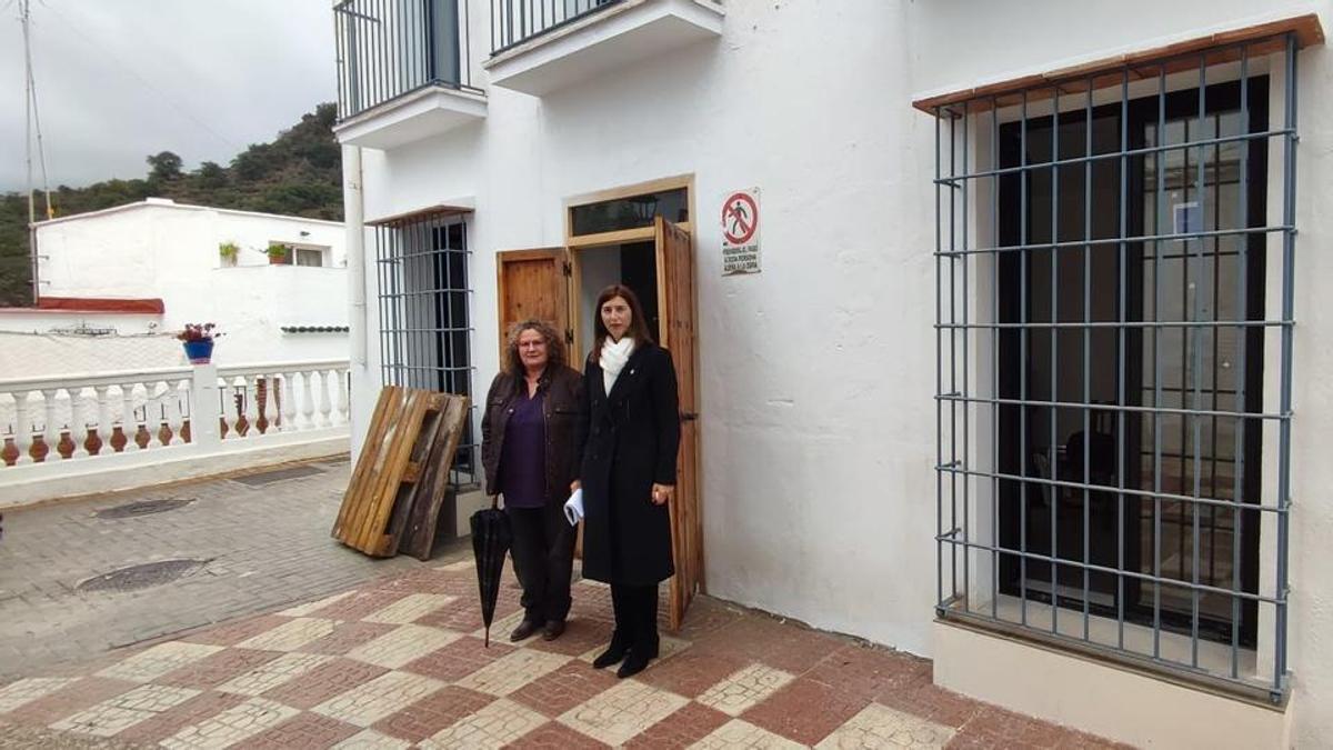 Francisca García y Mónica Alejo ante la casa museo.