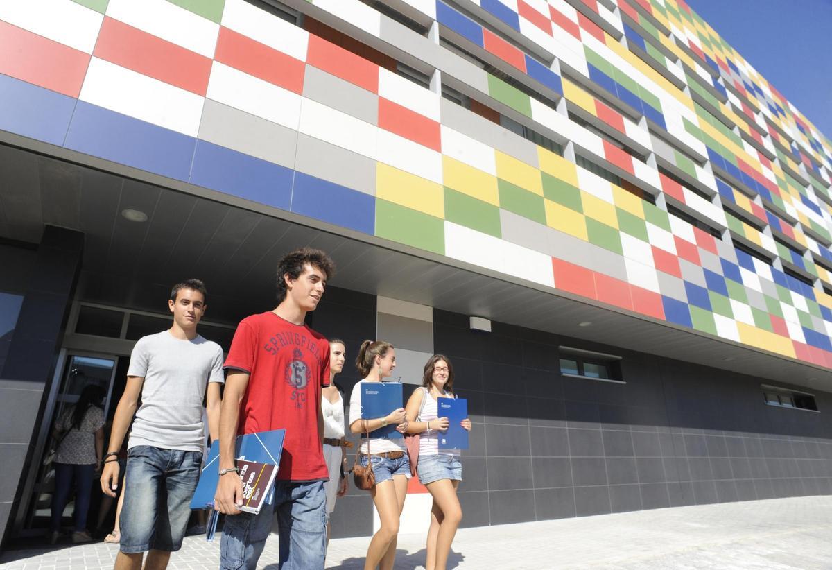 El edificio de Deportes y Servicios Generales entra ahora en una reforma.