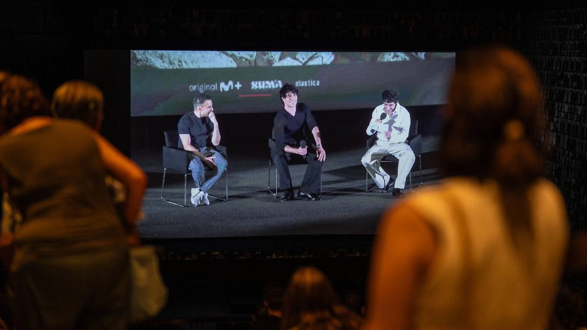 Coloquio 'online' tras el estreno de 'La bola negra' con Alejandro Amenábar, Javier Calvo y Javier Ambrossi, este 25 de septiembre en los Mooby Aribau.