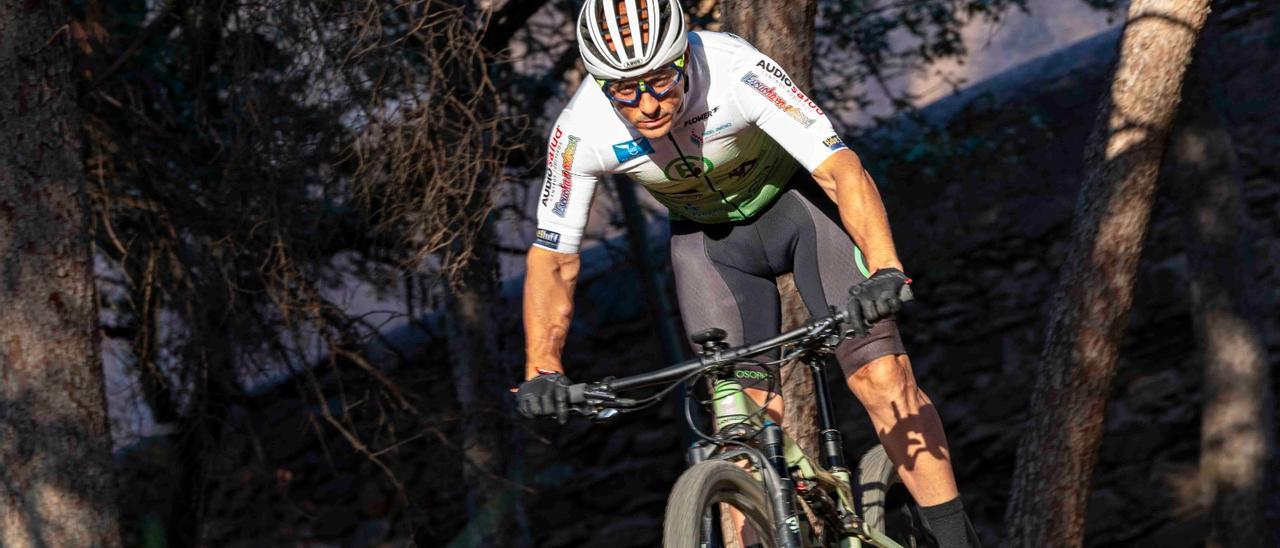 Javier Torres 'Chicuy' con su inseparable bicicleta, en un entrenamiento.