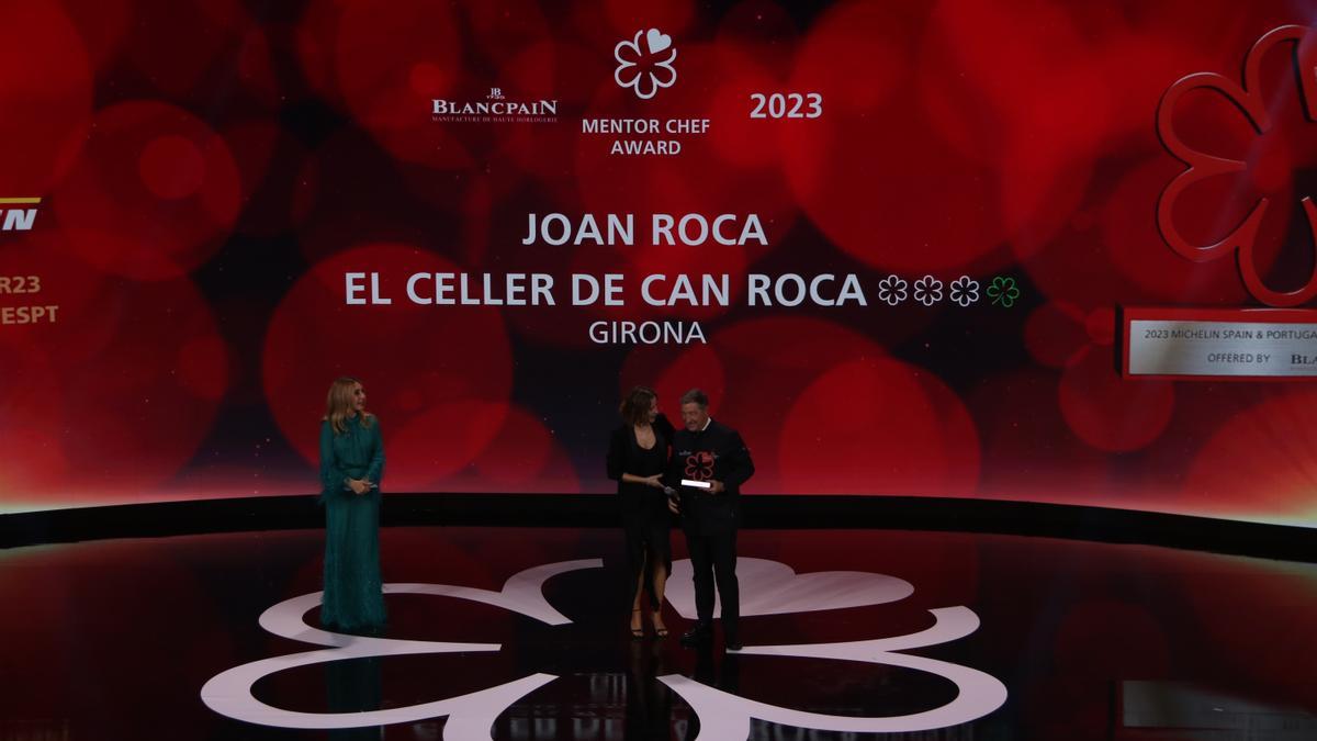 Joan Roca, recollint el premi a millor xef mentor de Michelin