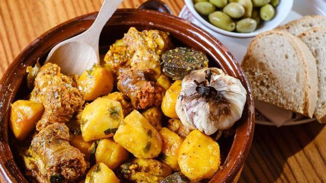 El ‘sofrit pagès’ es uno de los platos estrella en otoño. | SERGIO G. CAÑIZARES