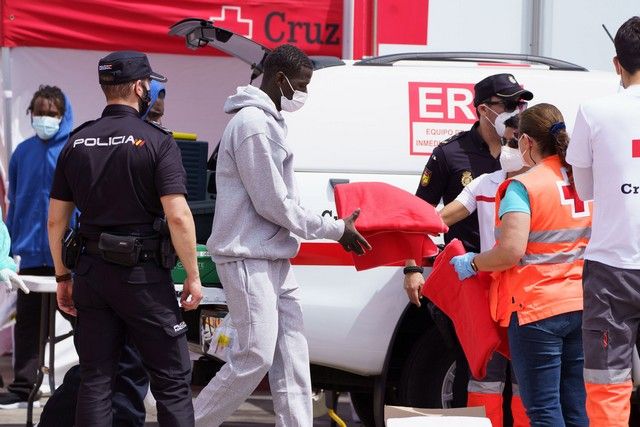 Llegada de una patera al muelle de Los Cristianos con 12 migrantes varones, entre ellos un menor