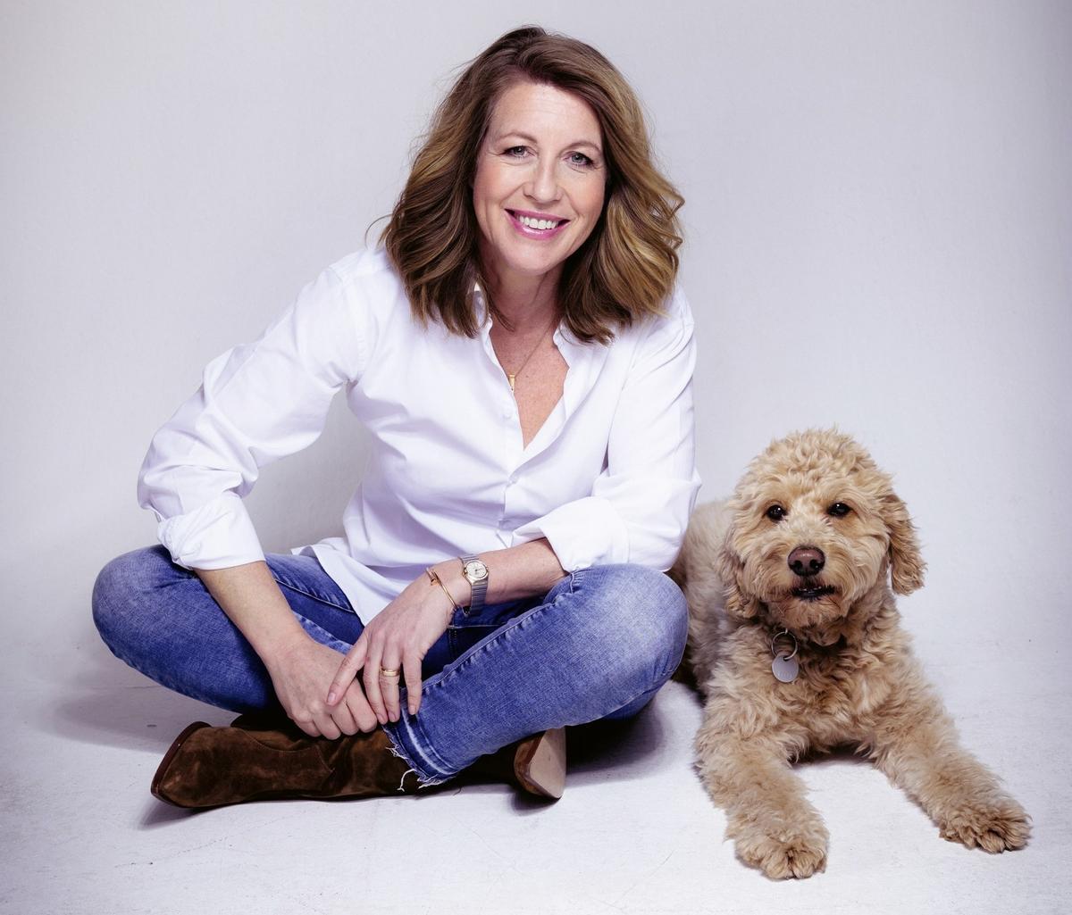 Die Autorin und Moderatorin Anne Gesthuysen mit ihrem Hund Freddy.