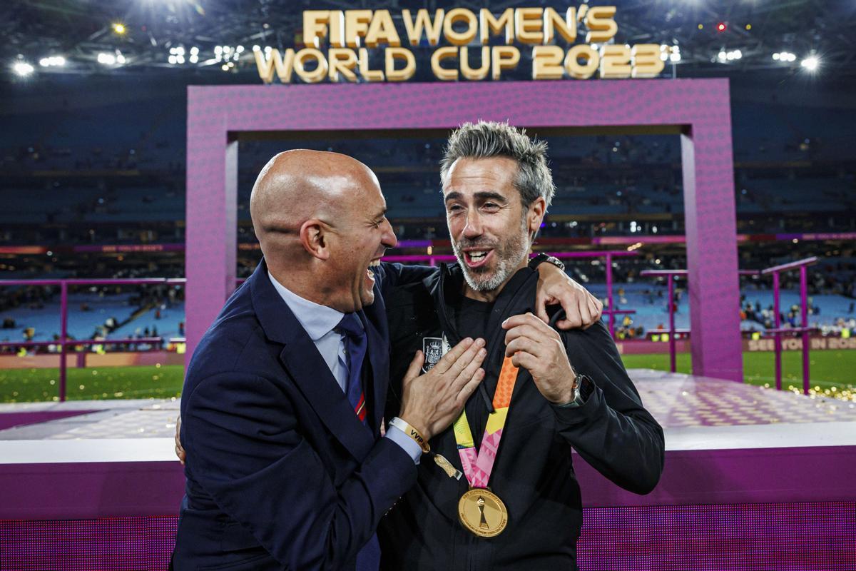 Luis Rubiales y Jorge Vilda se ríen tras la consecución del Mundial.