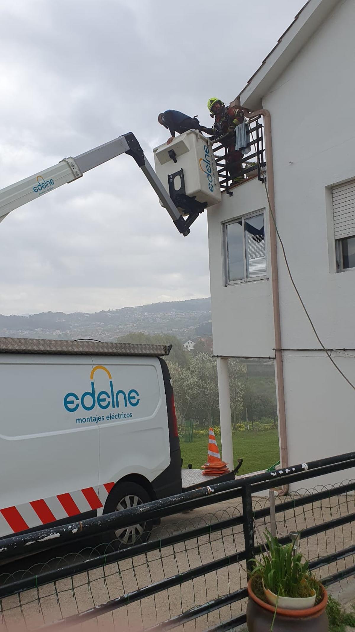 Una furgoneta con elevador de la empresa Edelne que pasaba por la zona permitió a la Policía Local subir rápidamente al piso en llamas.