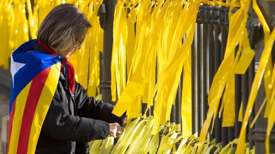 El TSJC rechaza prohibir los lazos amarillos en organismos públicos