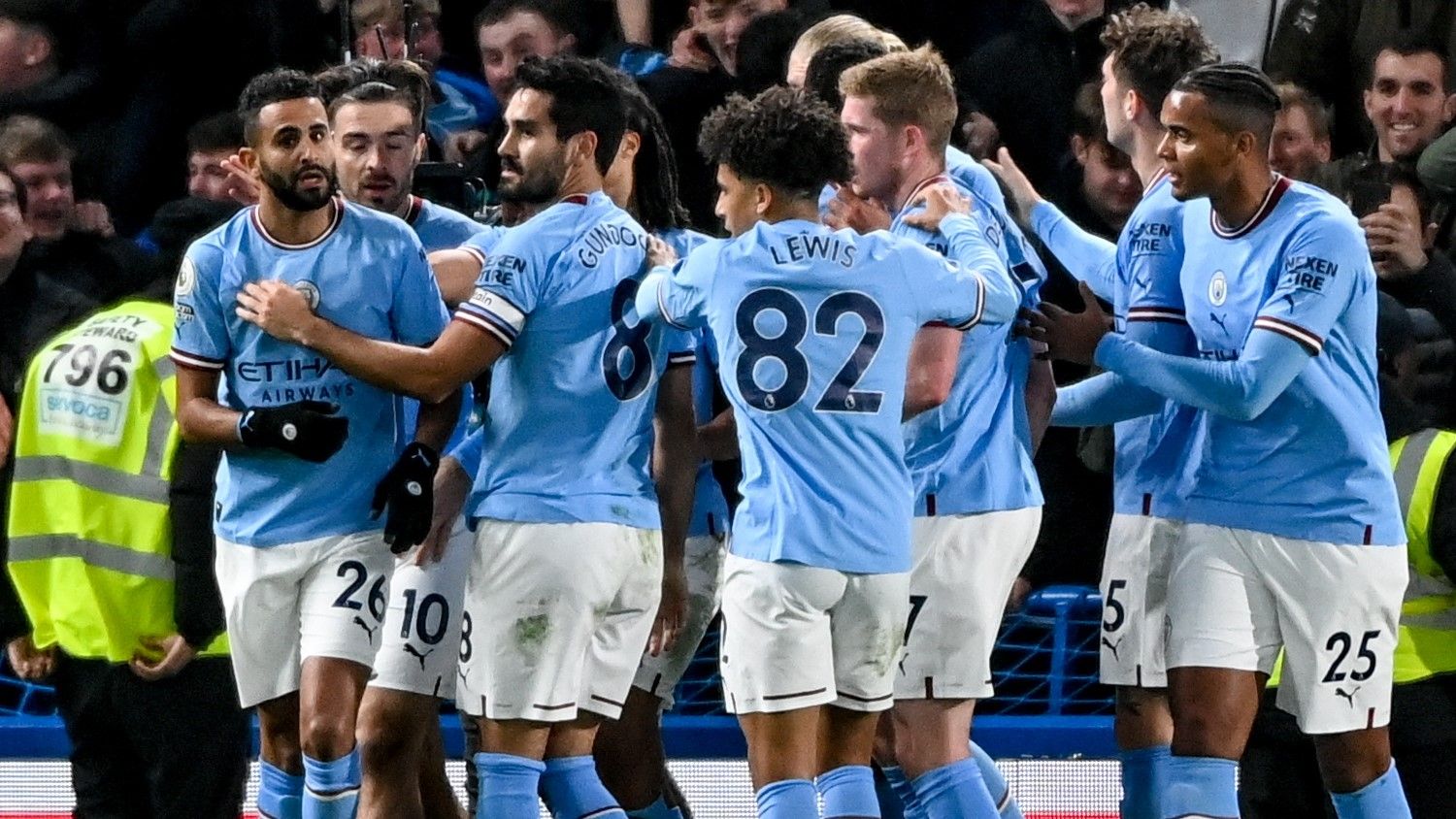 Los jugadores del City celebran el gol de Mahrez al Chelsea.