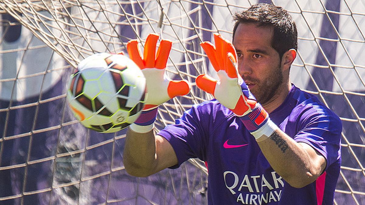 Claudio Bravo, durante un entrenamiento del Barça en la ciudad deportiva de Sant Joan Despí, el pasado 16 de mayo