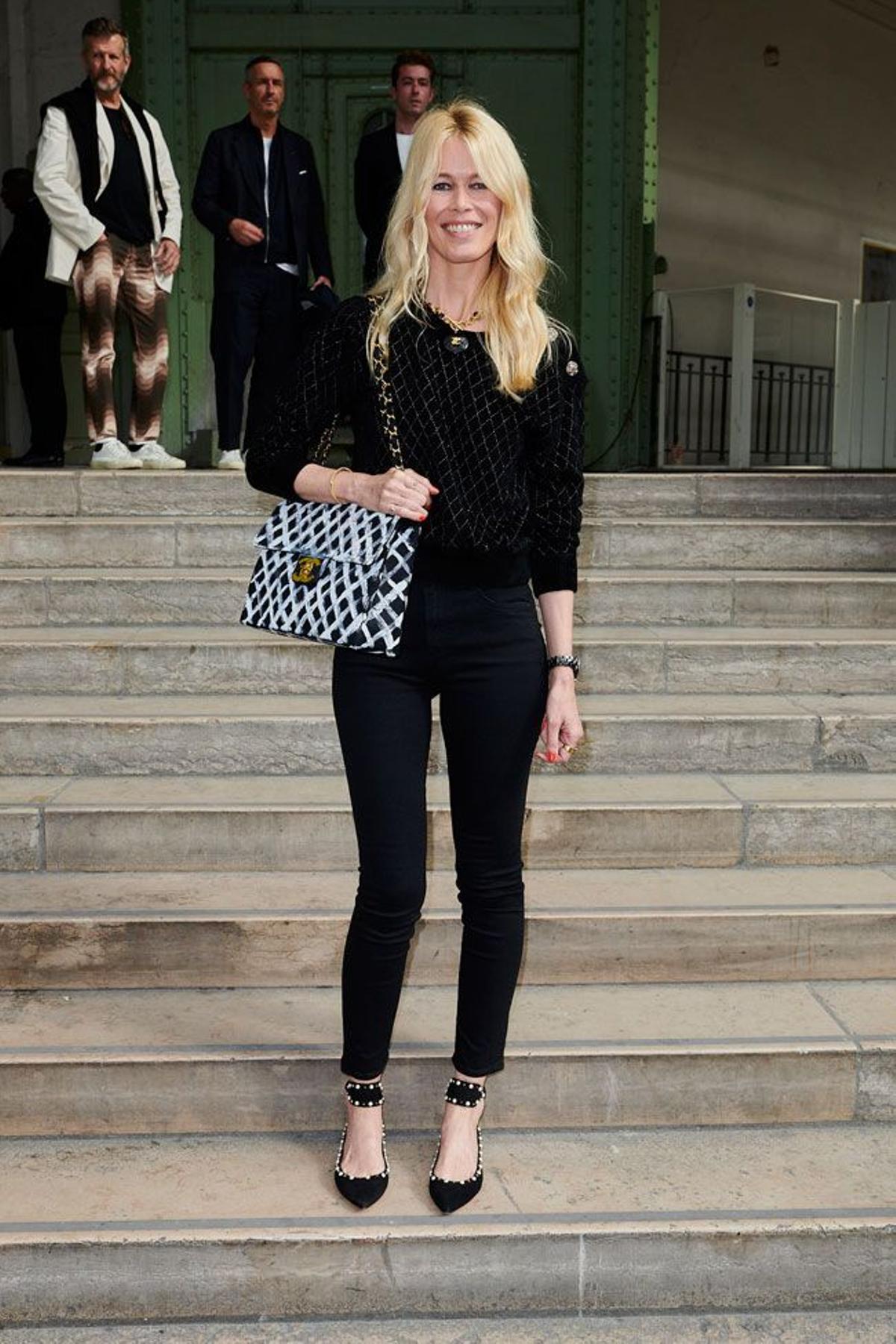 Claudia Schiffer de negro por completo