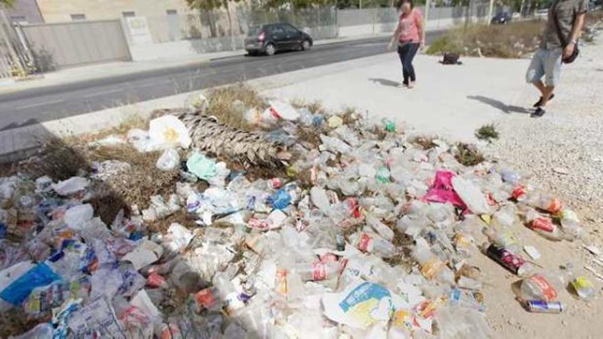 Basura y restos de botellón en la zona de ocio nocturno