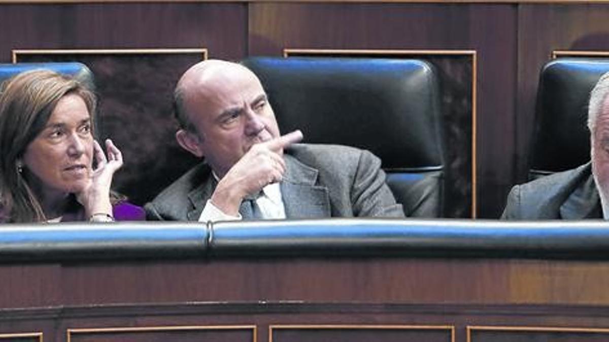 Ana Mato, Luis de Guindos y Miguel Arias Cañete, ayer en el Congreso.