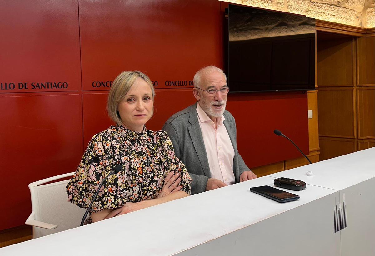 Marta Abal y Sindo Guinarte, concejales del PSOE de Santiago, en el Pazo de Raxoi