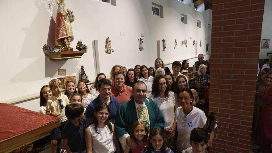 EN IMÁGENES: El sacerdote Andrés Fernández se despide de la parroquia de Viesques entre regalos y dejando un legado "de empatía y cariño" : “Nos volveremos a ver con el ascenso del Sporting”