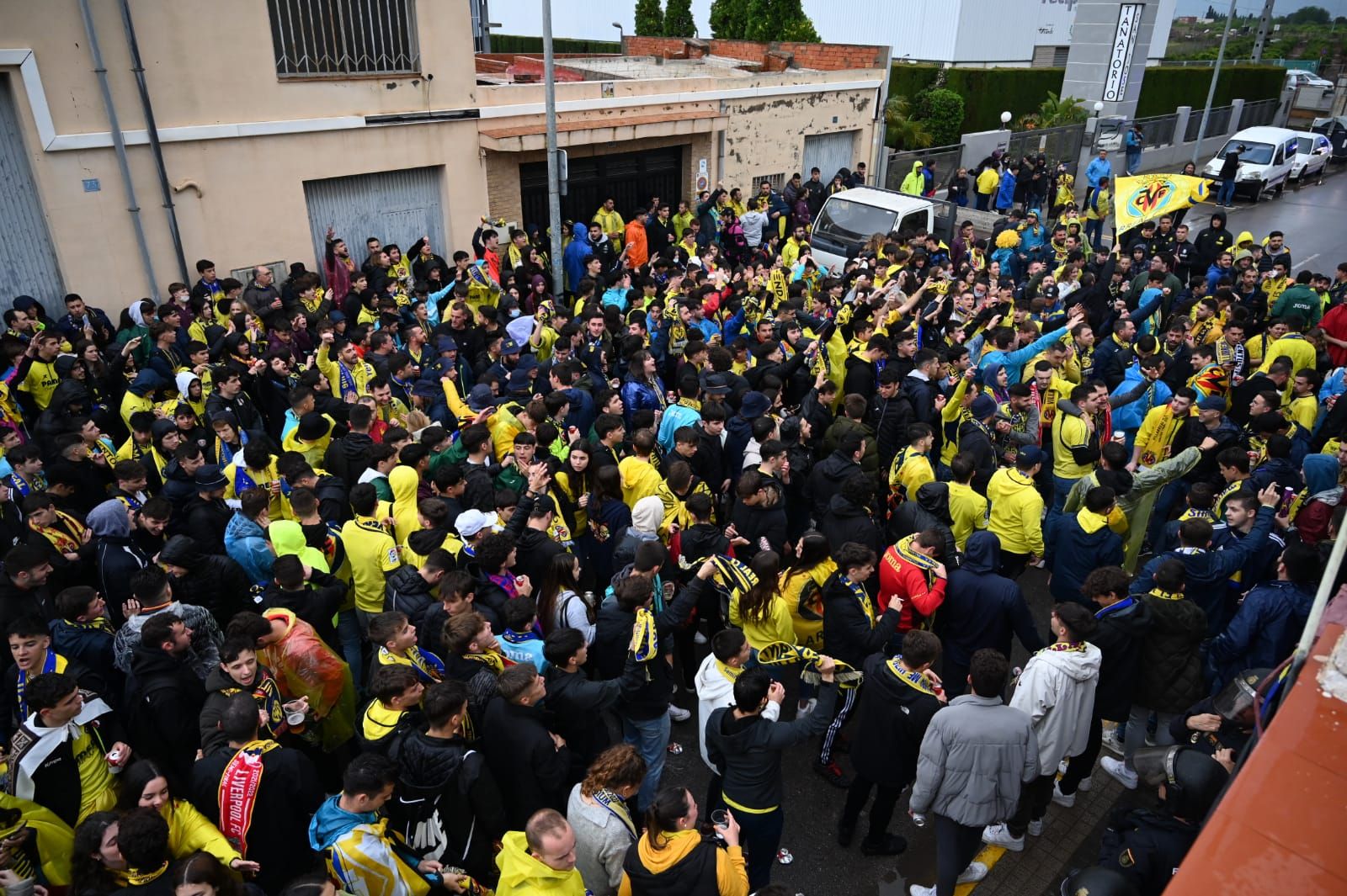 Fotogalería | La lluvia no frena las ganas de la afición del Villarreal de ver a su equipo en la final de Champions