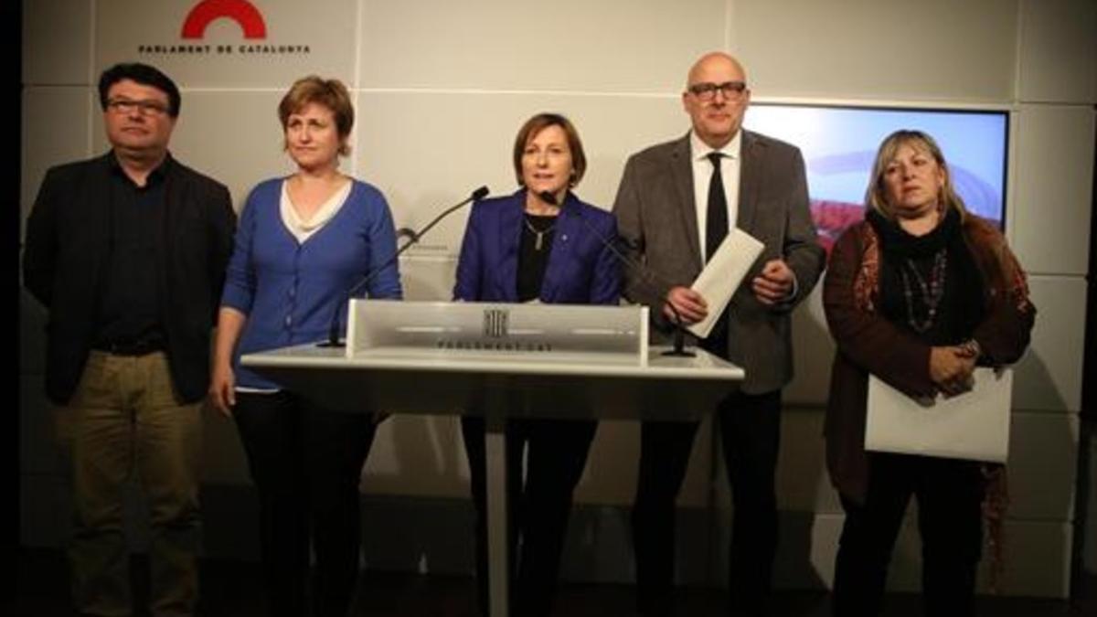 Joan Josep Nuet, Anna Simó, Carme Forcadell, Lluís Corominas y Ramona Barrufet, ayer en el Parlament.