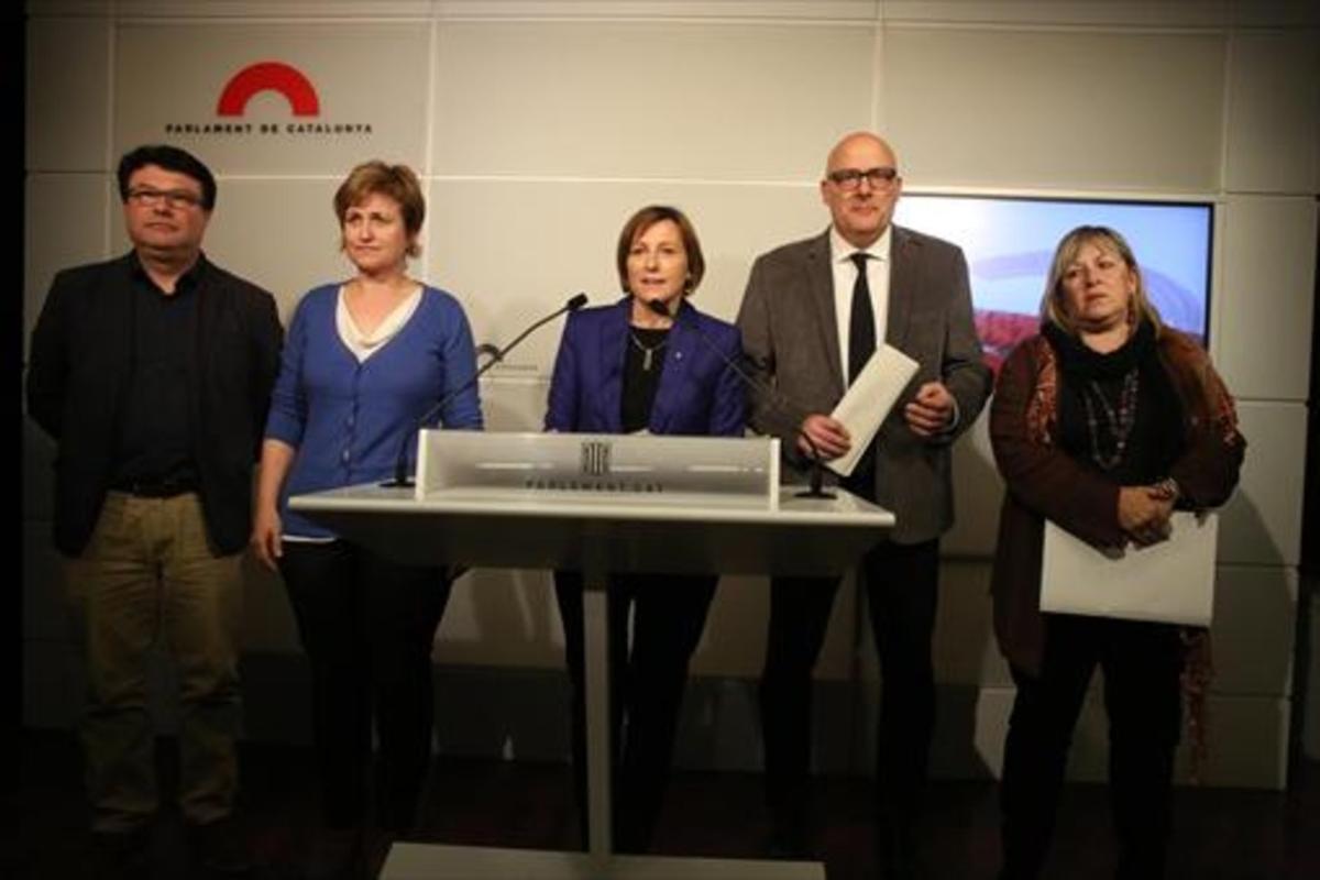 Joan Josep Nuet, Anna Simó, Carme Forcadell, Lluís Corominas y Ramona Barrufet, ayer en el Parlament.