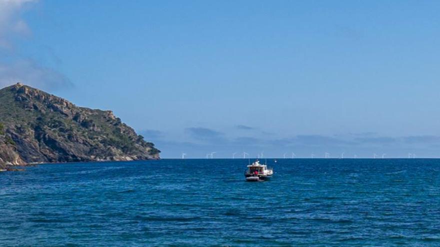 Recreació sobre imatge real de com es veuran els molins des de la cala Montjoi