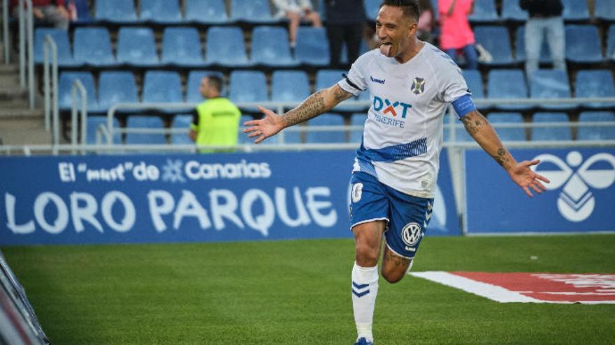 Suso Santana celebra su gol en el Heliodoro contra el Albacete.