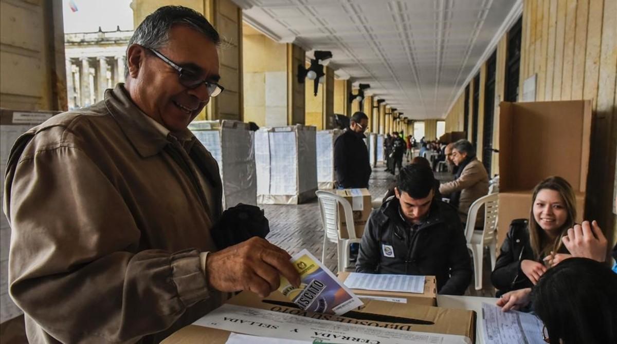 jsauri35758423 a colombian citizen casts his vote at a polling station in b161002213214