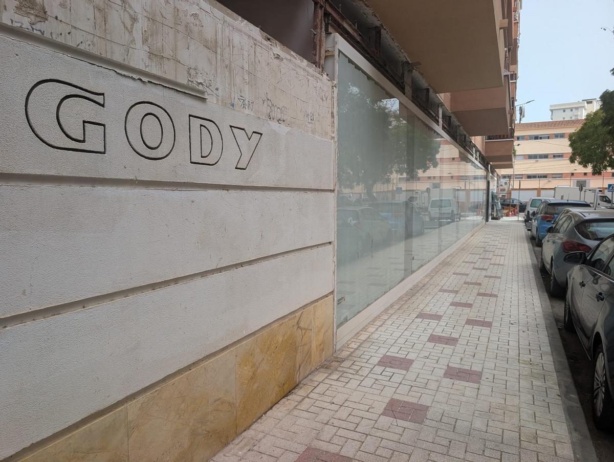 El antiguo local de Gody en la barrriada malagueña de La Paz, que está siendo objeto de reforma para acoger diez viviendas.