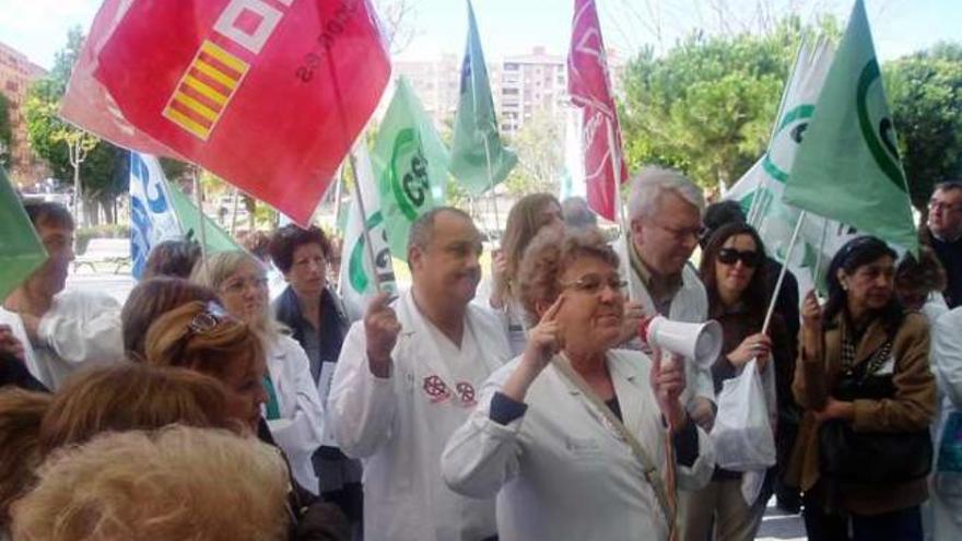 Instante de la protesta que se celebró en las puertas del Hospital General de Alicante.