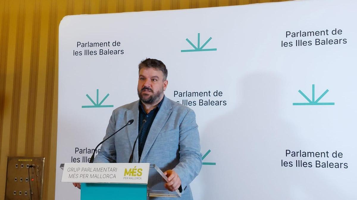 El portavoz parlamentario de MÉS, Lluís Apesteguia, en rueda de prensa.
