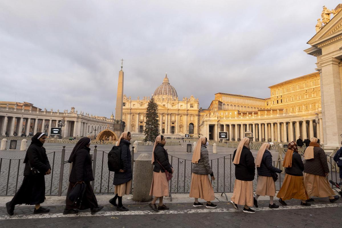 Monjas esperan en fila ante la Basílica de San Pedro para presentar sus respetos a Benedicto XVI, fallecido el 31 de diciembre a los 95 años. EFE/EPA/MASSIMO PERCOSSI