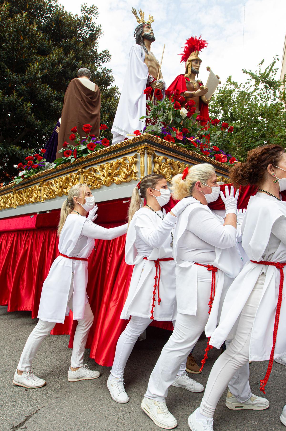 La procesión de la Sentencia recorre las calles en el Viernes Santo en Alicante