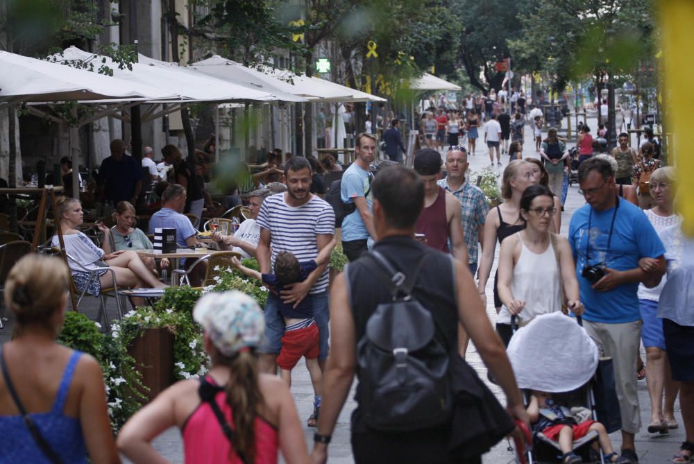 El mal temps omple la ciutat de Girona de turistes