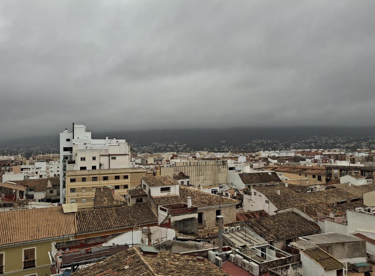 Imagen tomada hoy desde Dénia. El Montgó, esfumado