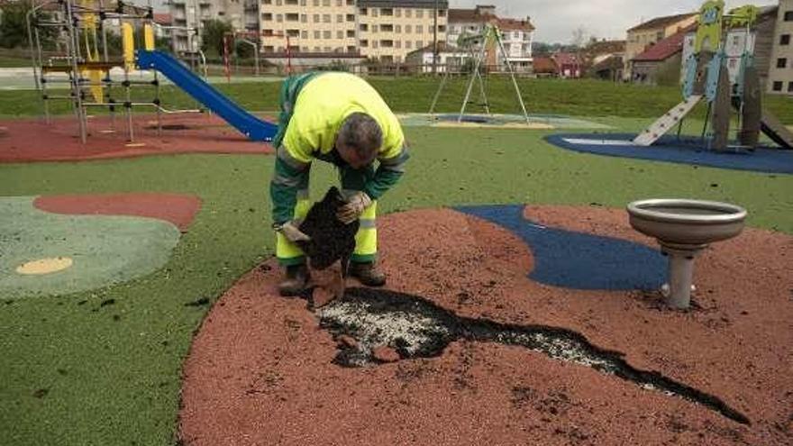 Acto vandálico en un parque de la ciudad. // Brais Lorenzo+