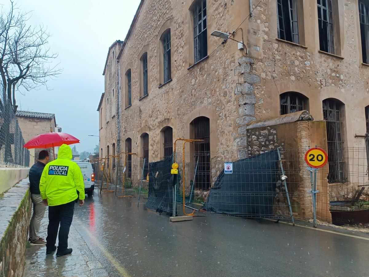 El Ayuntamiento ha instalado barreras junto al edificio.