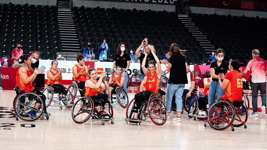 Selección española de basket en silla tras el último partido en Tokio.