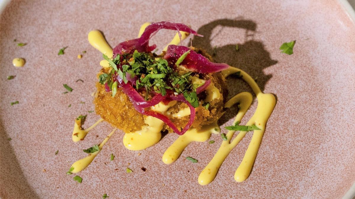 'Croqueta de cochinita pibil', de Salsa Street Food, segunda clasificada en la final del I Concurso Ciudad de Barcelona y de Catalunya de Pinchos y Tapas 2023.