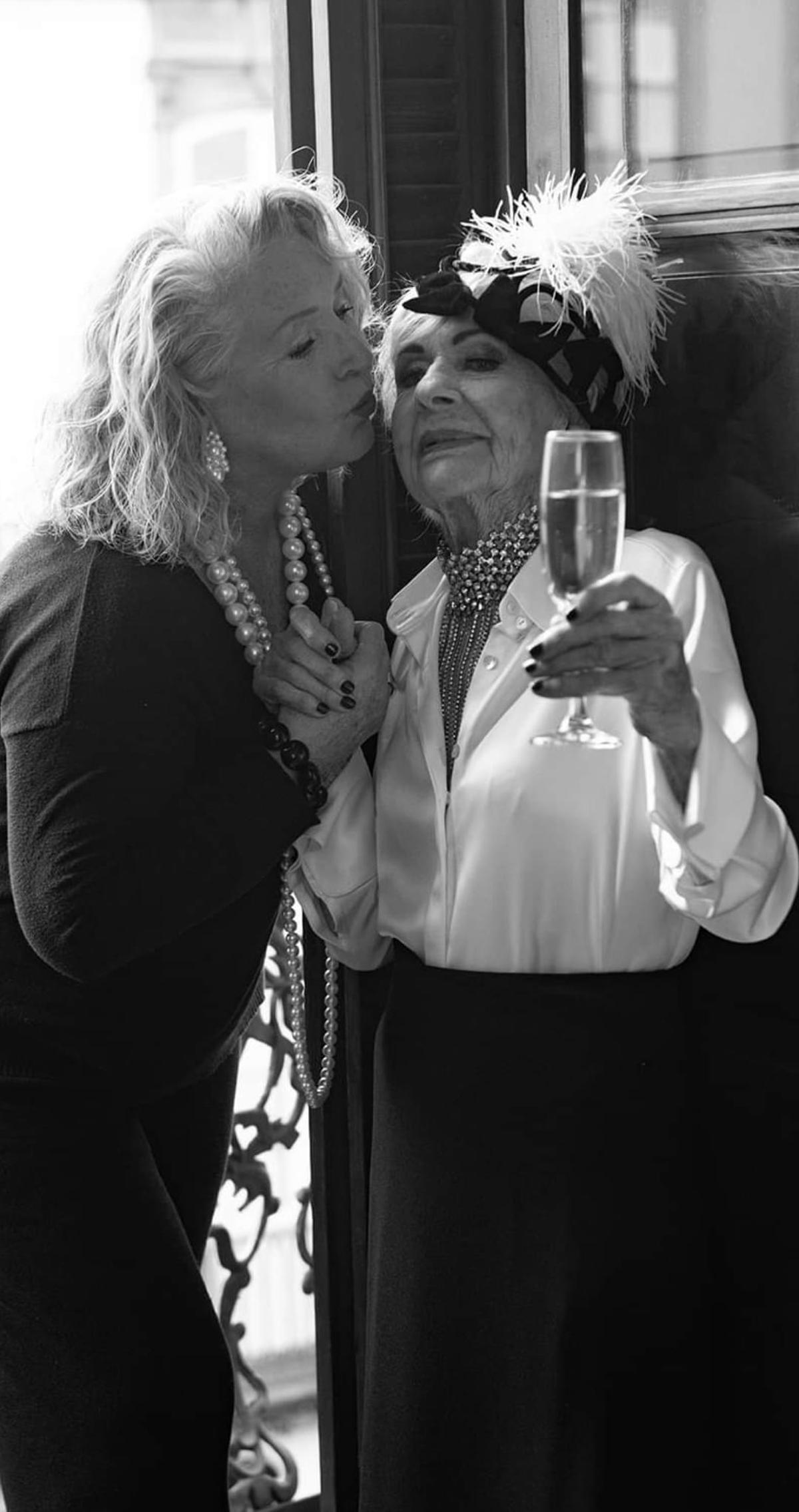 Lotta Karlefeldt acompañada de su madre Gundaisy Ingerborg Karlefedt.