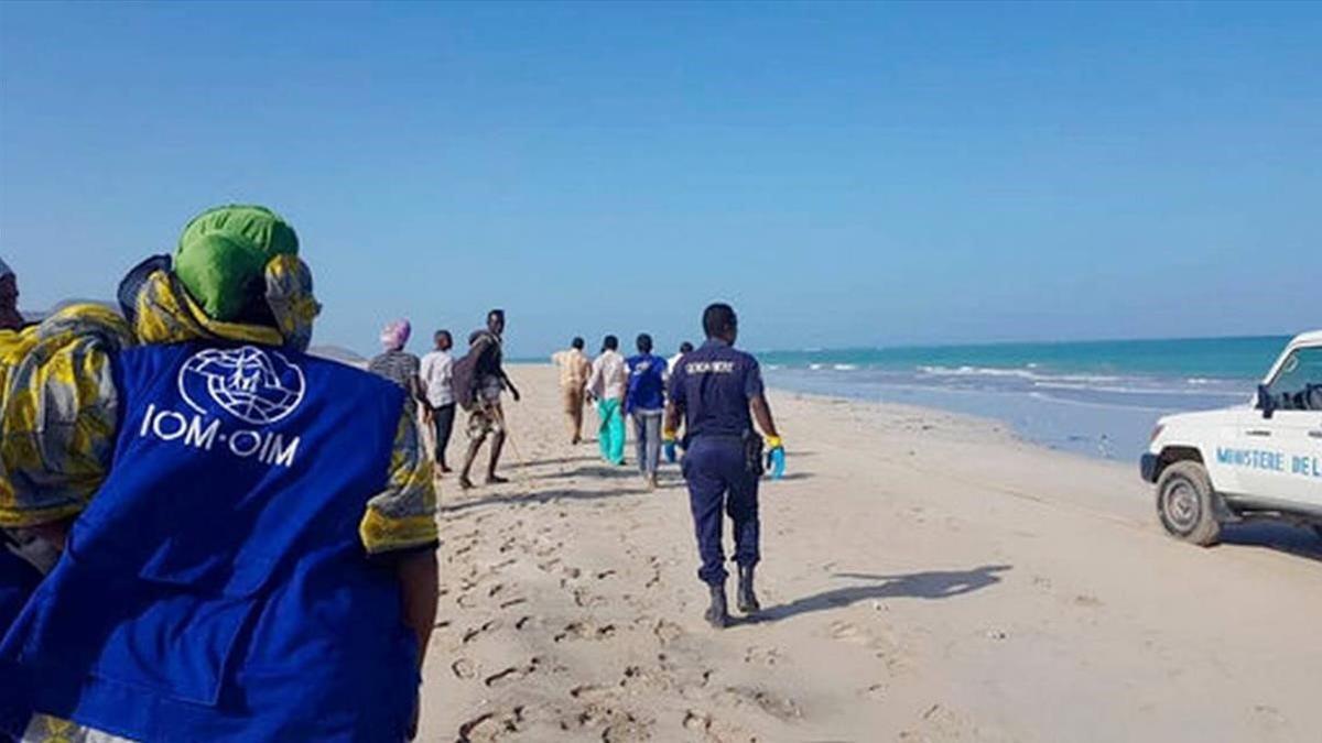 Labores de rescate tras el naufragio de dos embarcaciones de inmigrantes frente a las costas de Yibuti.