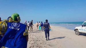 Labores de rescate tras el naufragio de dos embarcaciones de inmigrantes frente a las costas de Yibuti.