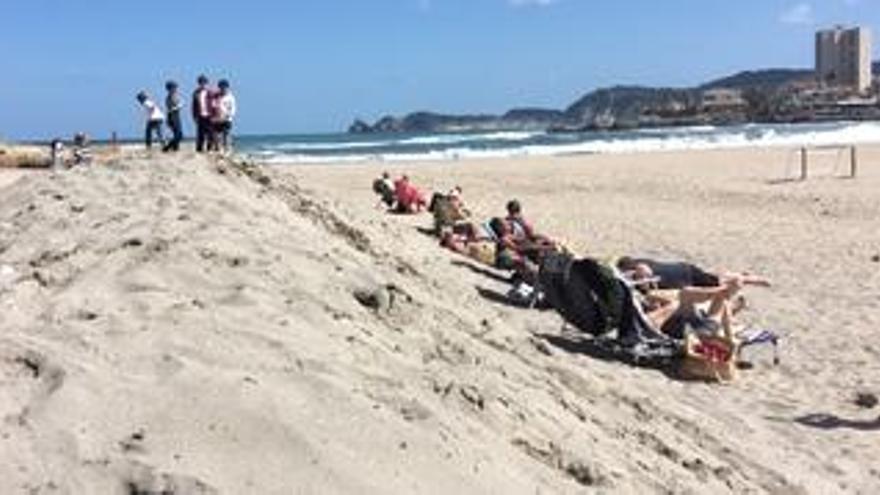 Un parapeto para tomar el sol en la playa de Xàbia