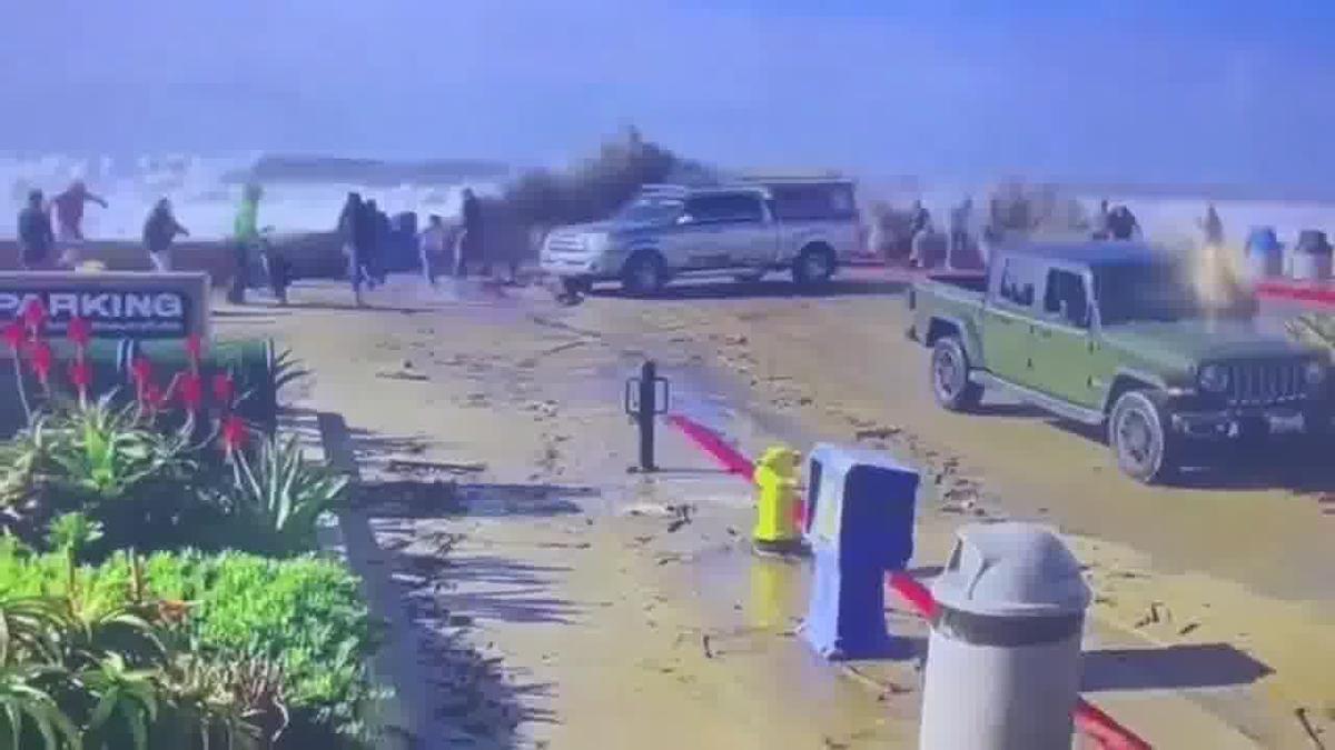 Imagen de la ola que ha impactado en la ciudad estadounidense de Ventura