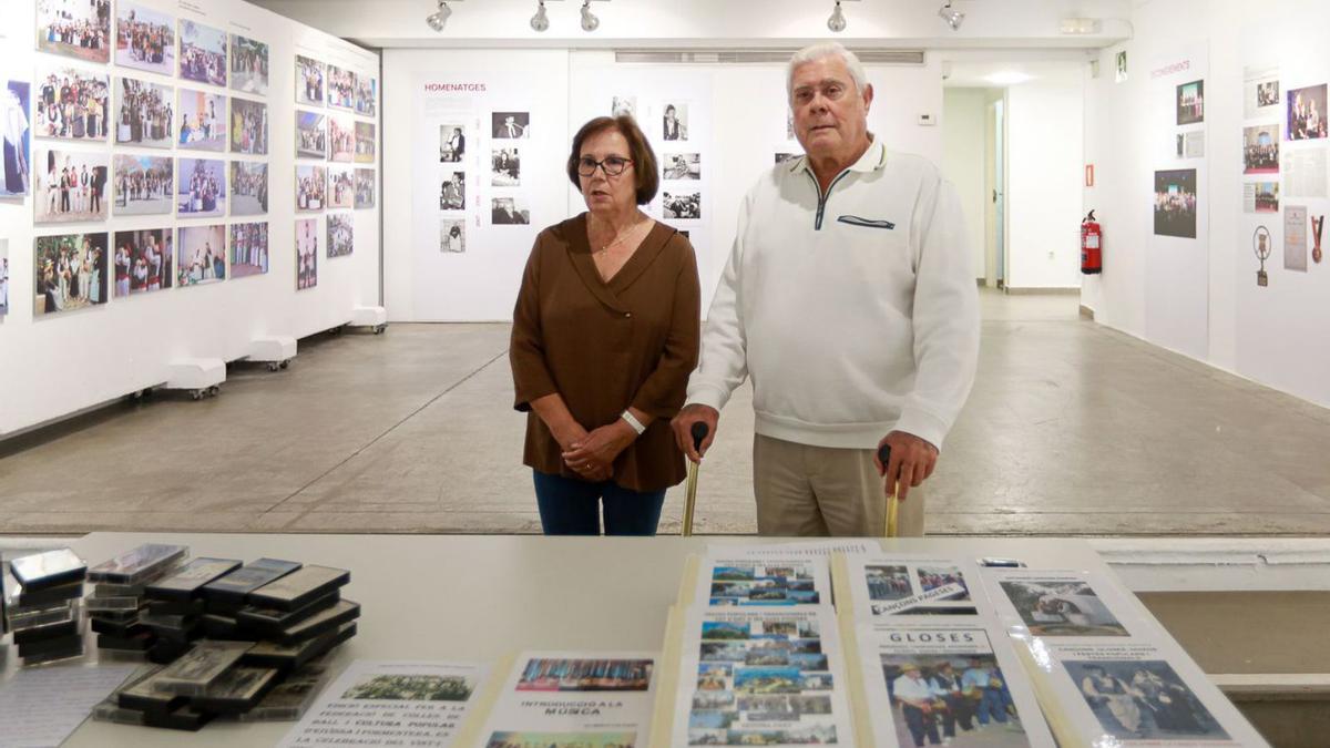 Maria Marí y Gilberto Tur Riera con el material donado a la Federació de Colles de Ball. | TONI ESCOBAR