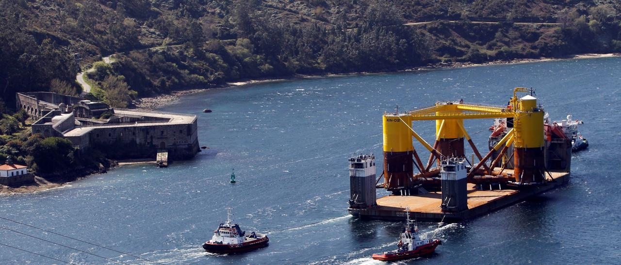 La última plataforma, ya embarcada, para el parque eólico marino flotante Kincardine.