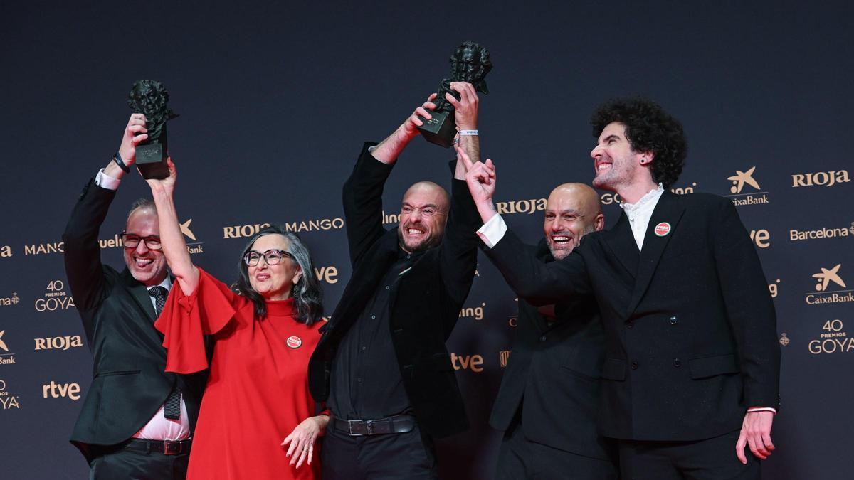 El extremeño José María Fernández de Vega (izquierda), director de Glow en Almendralejo, tras recibir el Goya a Mejor Película de Animación por 'Decorado', este sábado en Barcelona.