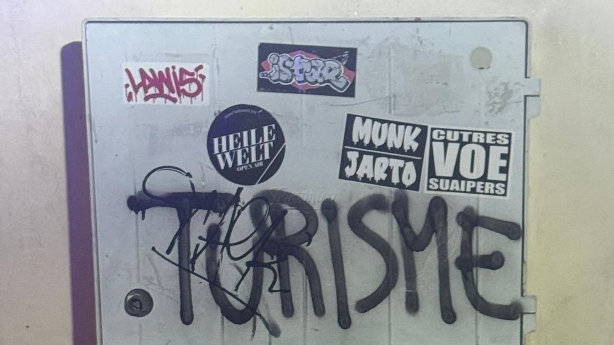 Una de las pintadas que han aparecido en Alcúdia.