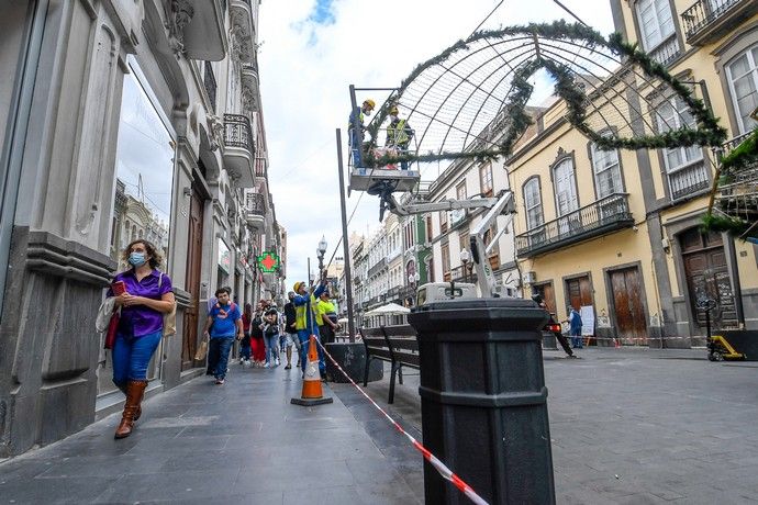 Colocado de alumbrado navideño en Triana