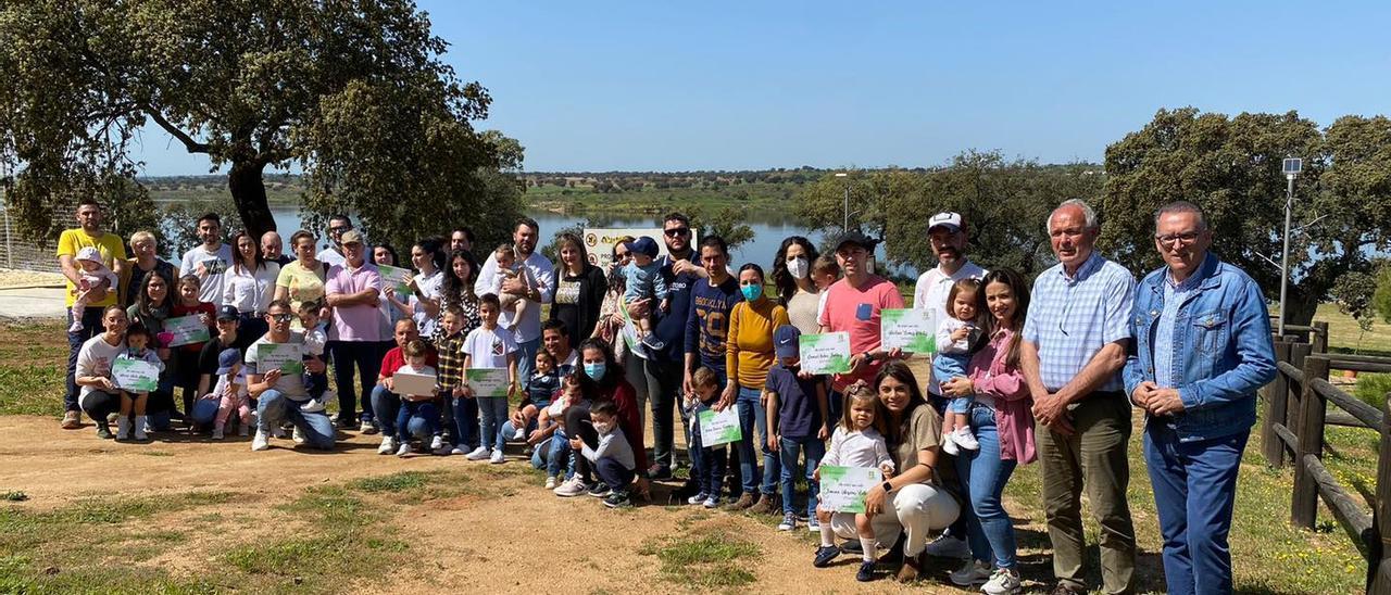 Participantes en la iniciativa &#039;Una vida, un árbol&#039;, que se realiza en la zona de baño de La Colada.